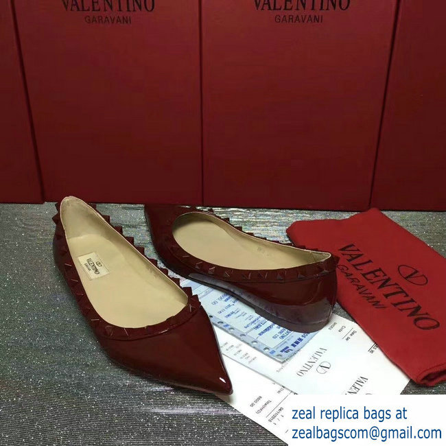 VALENTINO ROCKSTUD STRAP PATENT FLAT DARK RED