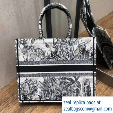 Dior Book Tote bag in canvas embroidered with a black and white Toile de Jouy Carnivora motif 2019