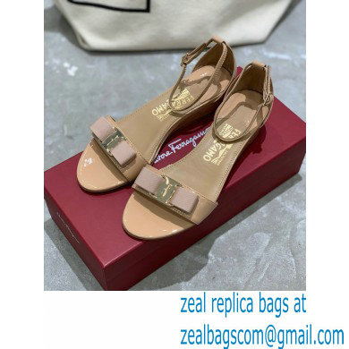 Ferragamo Heel 4.5cm Vara Bow Sandals with Strap Patent Leather Nude - Click Image to Close