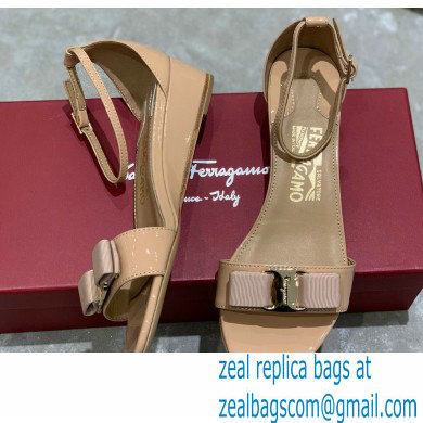 Ferragamo Heel 4.5cm Vara Bow Sandals with Strap Patent Leather Nude - Click Image to Close