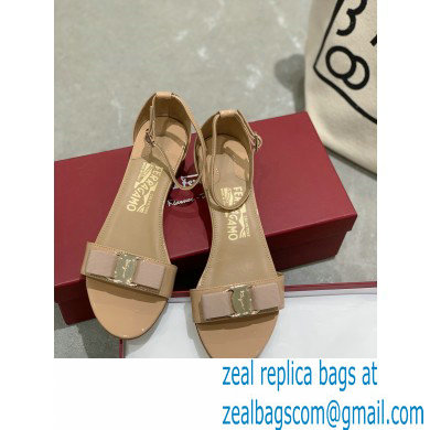 Ferragamo Heel 4.5cm Vara Bow Sandals with Strap Patent Leather Nude - Click Image to Close