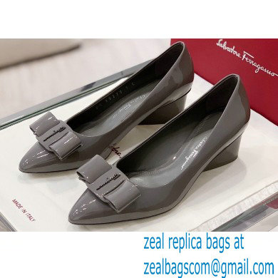 Ferragamo Heel 5.5cm Viva Pumps Patent Leather Gray - Click Image to Close