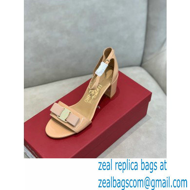 Ferragamo Heel 6cm Vara Bow Sandals with Strap Patent Leather Nude - Click Image to Close