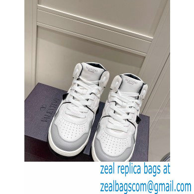 Valentino Mid-Top ONE STUD Sneakers 09 2022