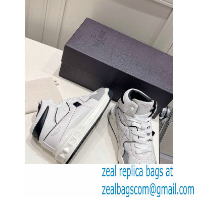 Valentino Mid-Top ONE STUD Sneakers 09 2022