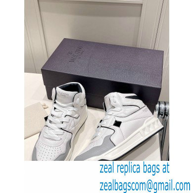 Valentino Mid-Top ONE STUD Sneakers 09 2022