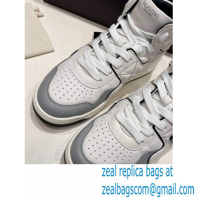 Valentino Mid-Top ONE STUD Sneakers 09 2022