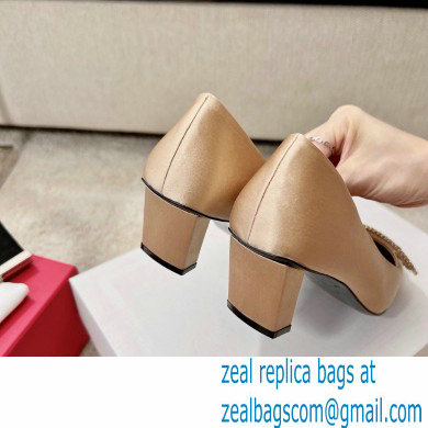 Roger Vivier Heel 4.5cm Belle Vivier Pilgrim Buckle Pumps in Satin Beige