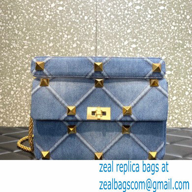 VALENTINO MEDIUM ROMAN STUD THE SHOULDER BAG IN DENIM WITH CHAIN 2022