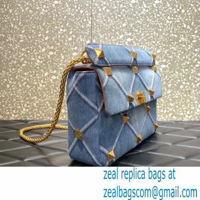 VALENTINO MEDIUM ROMAN STUD THE SHOULDER BAG IN DENIM WITH CHAIN 2022