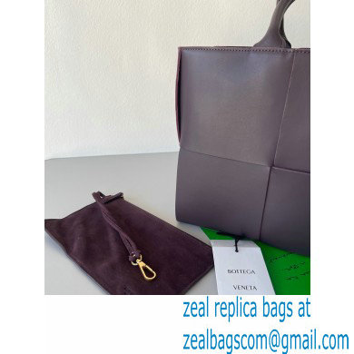 Bottega Veneta Medium intreccio leather arco tote bag 02