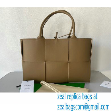 Bottega Veneta Medium intreccio leather arco tote bag 03