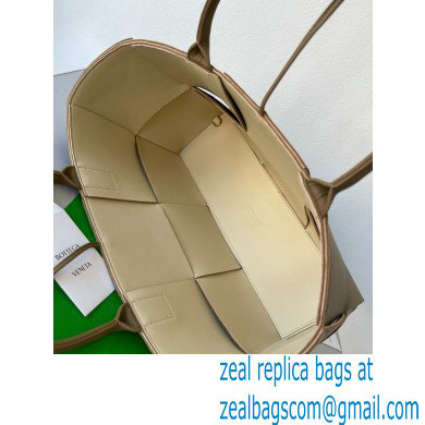 Bottega Veneta Medium intreccio leather arco tote bag 03