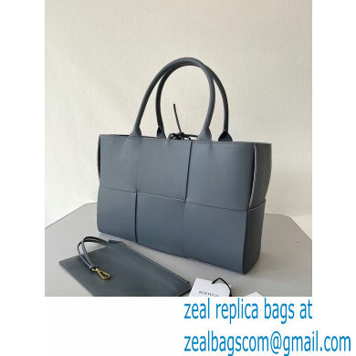 Bottega Veneta Medium intreccio leather arco tote bag 07