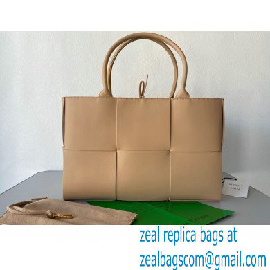 Bottega Veneta Medium intreccio leather arco tote bag 08