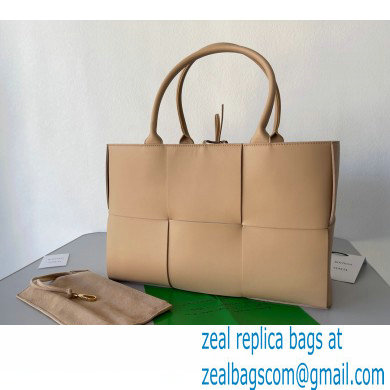 Bottega Veneta Medium intreccio leather arco tote bag 08