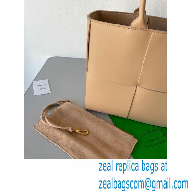 Bottega Veneta Medium intreccio leather arco tote bag 08