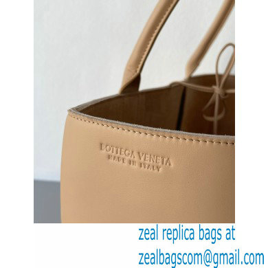 Bottega Veneta Medium intreccio leather arco tote bag 08