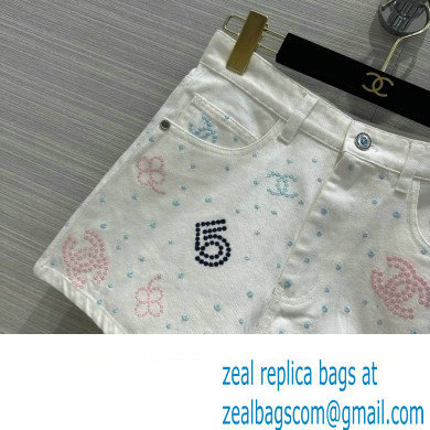 CHANEL CLOVER AND CC LOGO PRINTED DENIM SHORTS 2023