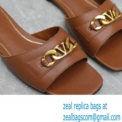 Valentino VLogo Chain Slides in calfskin leather 02 2023