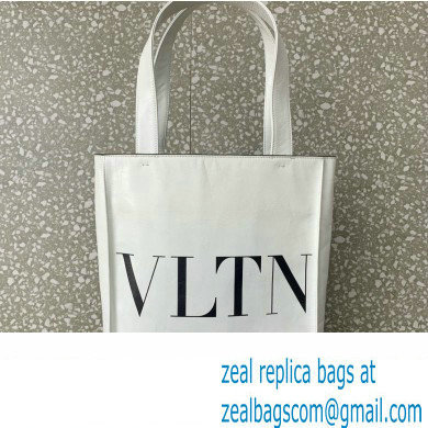 Valentino VLTN Tote bag in Crinkled Leather 0047 White 2023 - Click Image to Close