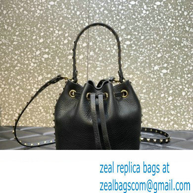 valentino ROCKSTUD GRAINY CALFSKIN BUCKET BAG black 2023 - Click Image to Close