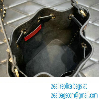 valentino ROCKSTUD GRAINY CALFSKIN BUCKET BAG black 2023 - Click Image to Close