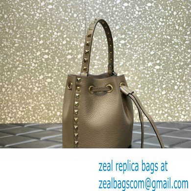 valentino ROCKSTUD GRAINY CALFSKIN BUCKET BAG gray 2023 - Click Image to Close