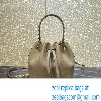 valentino ROCKSTUD GRAINY CALFSKIN BUCKET BAG gray 2023