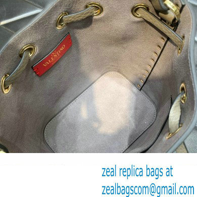 valentino ROCKSTUD GRAINY CALFSKIN BUCKET BAG gray 2023