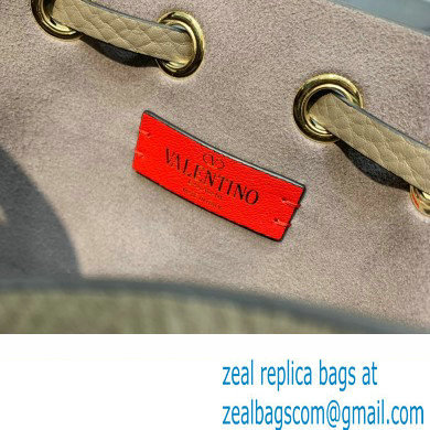 valentino ROCKSTUD GRAINY CALFSKIN BUCKET BAG gray 2023 - Click Image to Close
