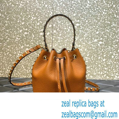 valentino ROCKSTUD GRAINY CALFSKIN BUCKET BAG tan 2023 - Click Image to Close