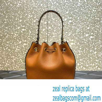 valentino ROCKSTUD GRAINY CALFSKIN BUCKET BAG tan 2023 - Click Image to Close