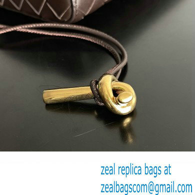 Bottega Veneta Long Clutch Andiamo With Handle Intrecciato leather bag FONDANT with metallic knot closure 2024